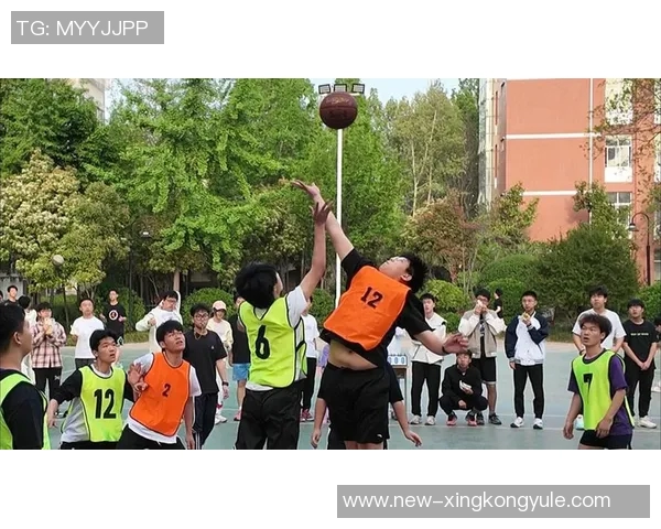 中学生篮球班赛惊现绝杀三分球精彩瞬间引发热议